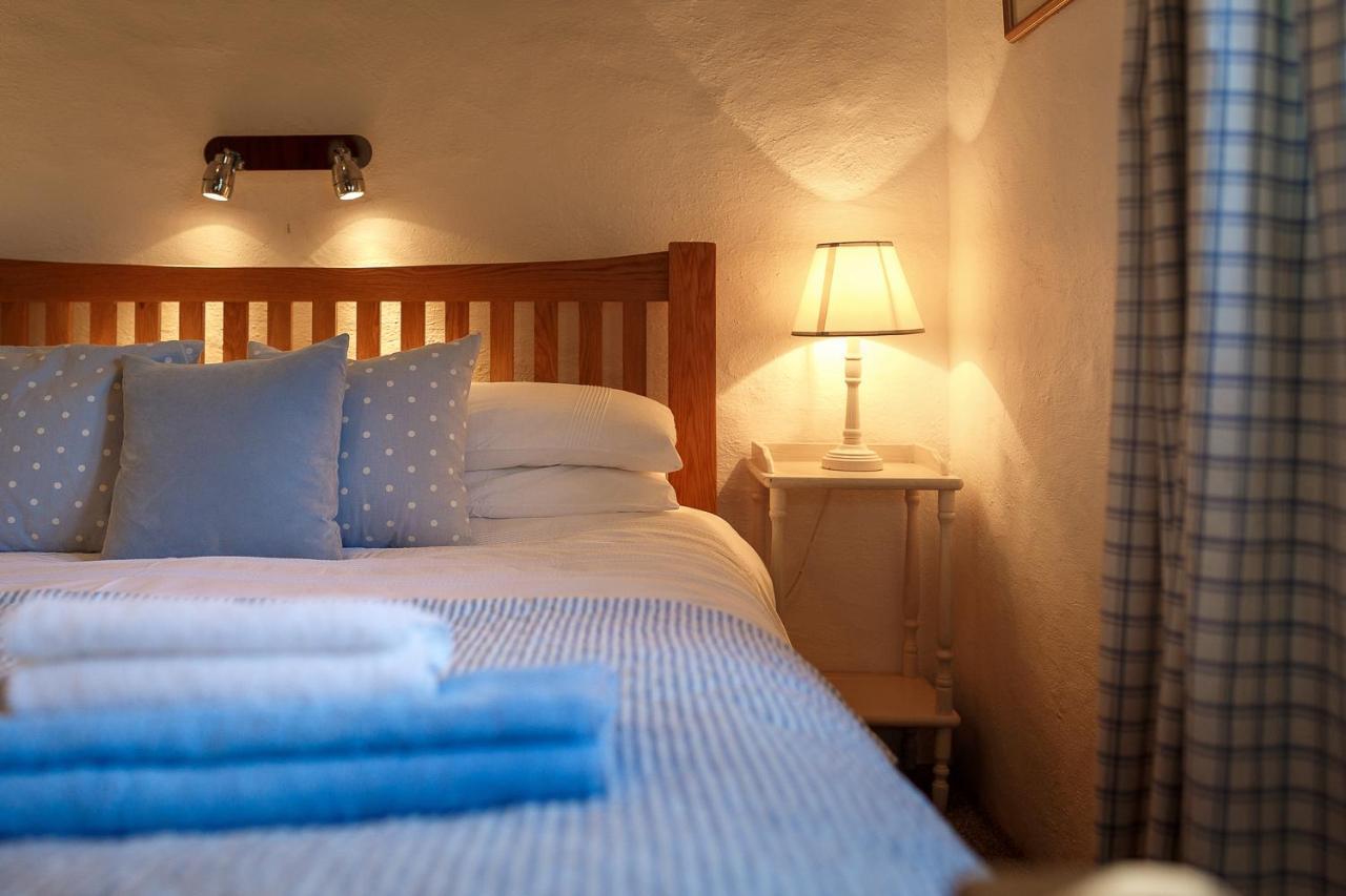 The Snug At Cornish Barn Holidays Truro Exterior photo